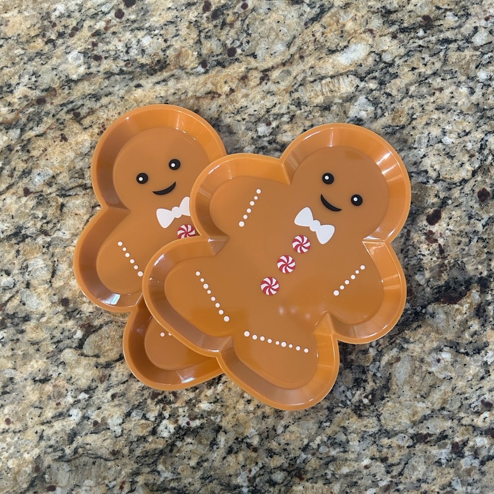 NWOT Gingerbread Man Plates